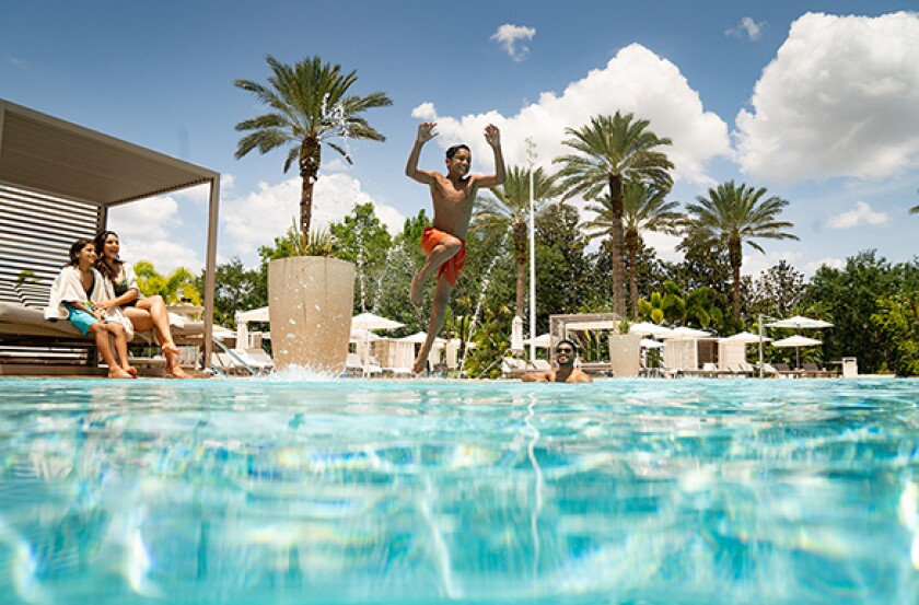RC_MCORZ_LIFESTYLE_AMILY_POOL_DAY_BED_02_copy_2_58.jpg