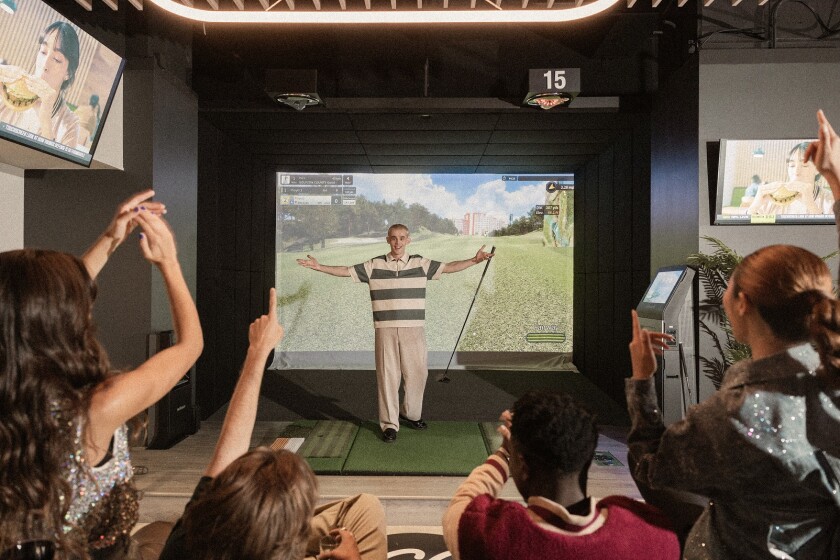 Golfzon Social friends applauding.jpg